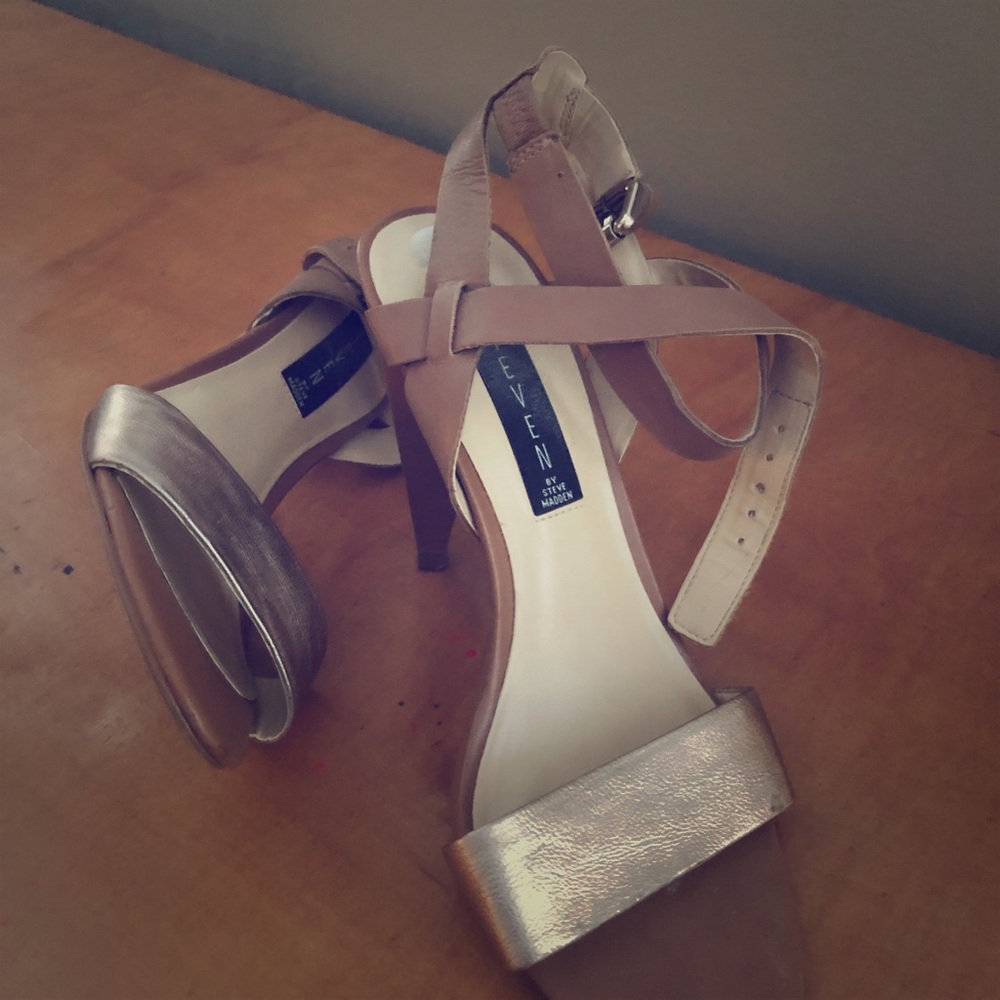 Elegant tan n gold Steve Madden sandals